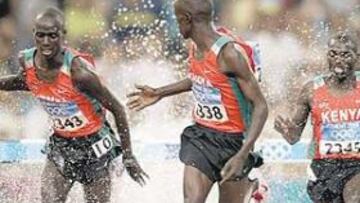 <b>IMPARABLES. </b>Brimin Kipruto, Ezekiel Kemboi y Paul Koech (izquierda a derecha) superan la ría con aplastante facilidad.