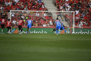 Estirada felina de Leo Román,  portero del Mallorca, adivinando el disparo a Julián Alvarez. El argentino disparó tenso y a la derecha pero el portero se hizo enorme para sacarla a dos manos.