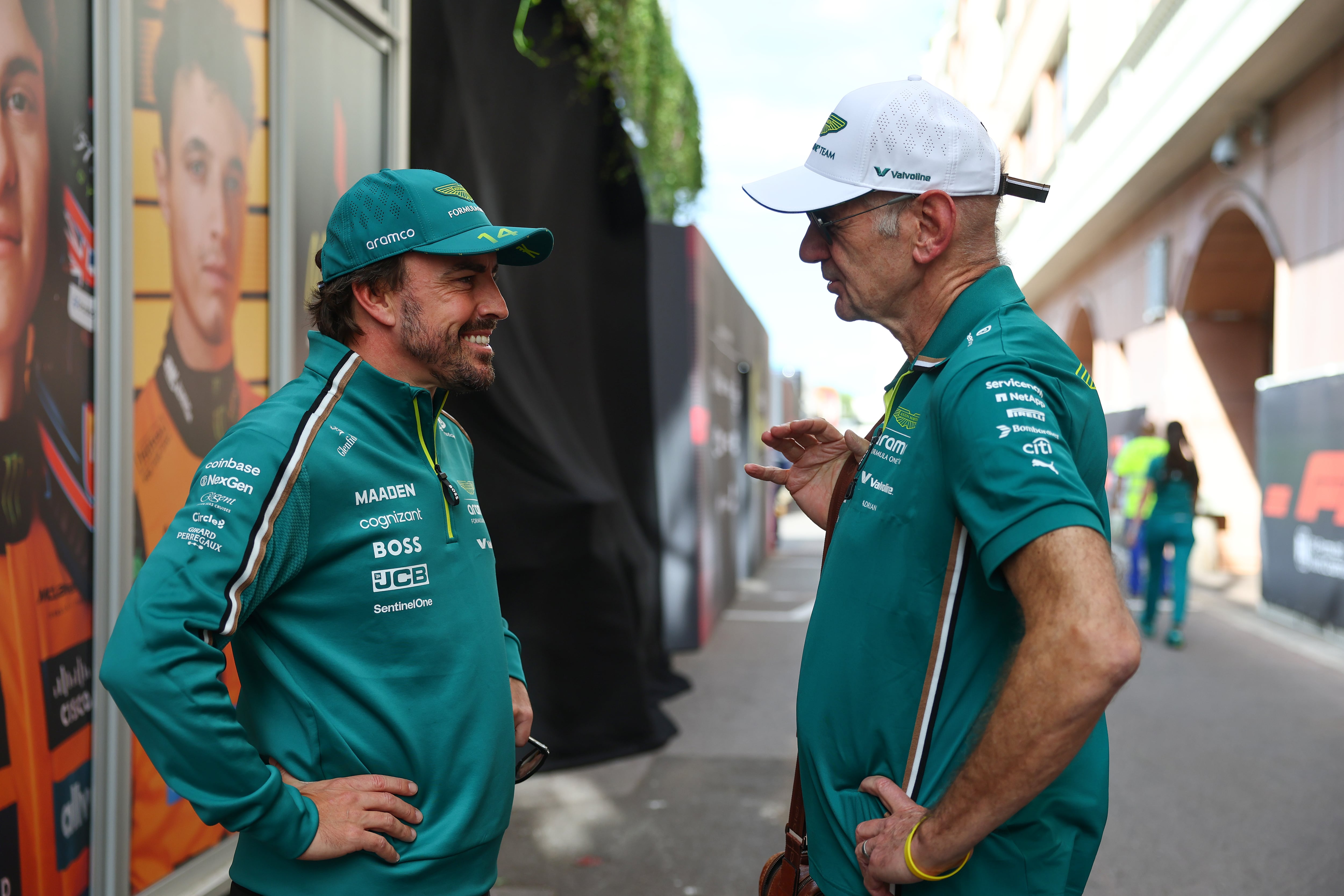 Alonso y Newey hablan en el 'paddock' de la F1 en Mónaco.