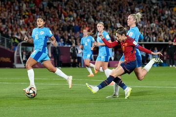La futbolista española Olga Carmona dispara para hacer el 1-0 a Inglaterra. 