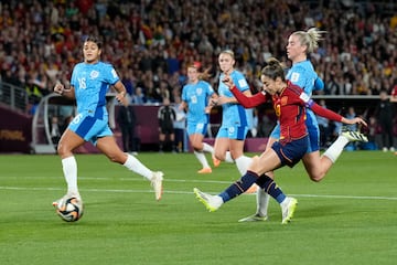 La futbolista española Olga Carmona dispara para hacer el 1-0 a Inglaterra. 