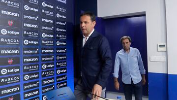 Javi Calleja y Felipe Miñambres, en la presentación del entrenador.