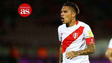 Paolo Guerrero durante un partido de la selecci&oacute;n peruana de f&uacute;tbol.