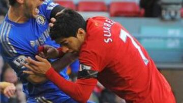 El defensa serbio del Chelsea Branislav en un forcejeo con el delantero uruguayo del Liverpool Luis Suárez, en el que le mordió en el brazo.