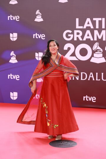 La cantante Flor Bromley posa durante el photocall previo a la gala de entrega de los Latin Grammy 2023.