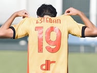 Paco Esteban celebra un tanto con el Lecce Primavera italiano.