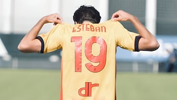 Paco Esteban celebra un tanto con el Lecce Primavera italiano.