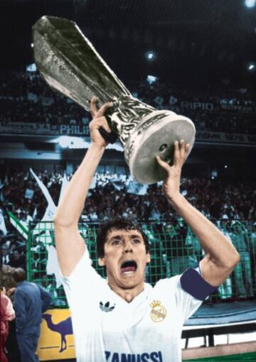 El Real Madrid venci¨® 3-1 en el global de la final de la UEFA al Videot¨®n h¨²ngaro. En la imagen Santillana levantando el trofeo.