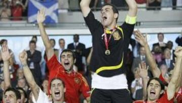<b>AL FIN. </b>Iker Casillas levanta el trofeo que acredita a España como campeona de Europa.