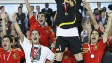 <b>AL FIN. </b>Iker Casillas levanta el trofeo que acredita a España como campeona de Europa.