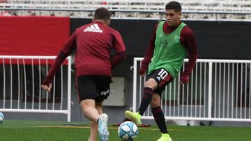 Juan Fernando Quintero entrena en el Monumental