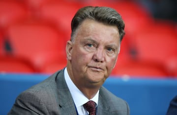En nuestro país, el entrenador holandés se hizo odiar por declaraciones contra Javier Hernández cuando lo dirigía en el Manchester United. Algunas de sus joyas fueron: “Cuando le marcas al Madrid, como lo hizo él, ¿eres de pronto alguien diferente? No lo creo” y “Falcao sí tiene calidad para jugar en el United, no puedo decir lo mismo del Chicharito”.