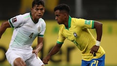 Rodrygo disputa el bal&oacute;n con Jos&eacute; Sagredo en la victoria de Brasil contra Bolivia.