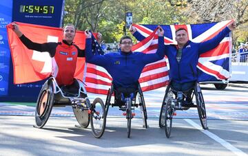 Los tres ganadores en la categoría de silla de ruedas: el primero Daniel Romanchuk de Estados Unidos, el segundo Marcel Hug de Suiza y el tercero David Weir de Reino Unido. 