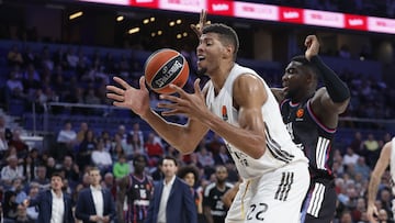 Edy Tavares, durante el partido contra el Paris Basketball.