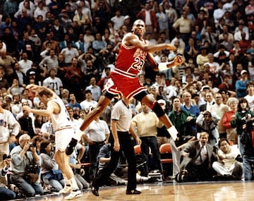 Se jugaba el sexto juego de las Finales de la NBA de 1998. Los Chicago Bulls tenían la ventaja de 3-2. Perdían a falta de 16 segundos por dos puntos. Michael Jordan se la robó a Karl Malone, cruzó la duela, el reloj seguía, a seis metros de la línea de tres se elevó y encestó. Valió por su sexto anillo en la NBA.