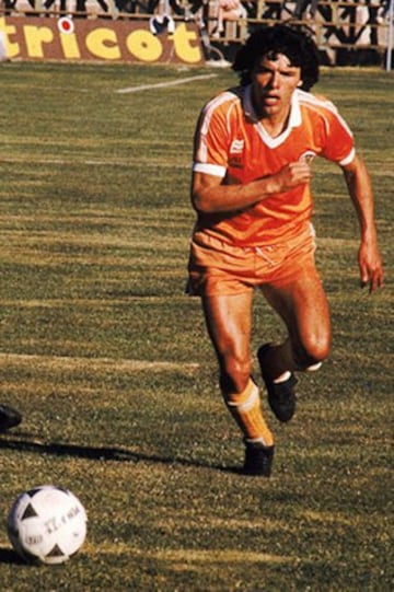 Héctor Puebla | Es quizás uno de los máximos ídolos en la historia de Cobreloa. Llegó en 1980 y se retiró en los naranjas en 1996. Cinco títulos con los loinos, dos veces subcampeón de Copa Libertadores y capitán desde 1990. 