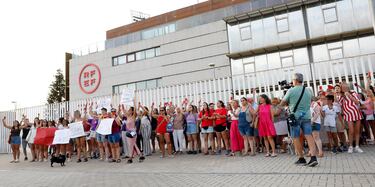 Con tarjetas rojas y pancartas reivindicativas los manifestantes piden la dimisión del presidente de la RFEF, Luis Rubiales.