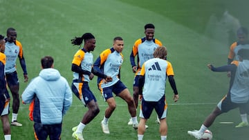 Camavinga, Mbappé, Vinicius y Modric, durante el último entrenamiento del Real Madrid.