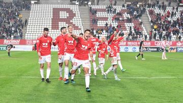 Meseguer celebra un gol con la camiseta del Real Murcia.