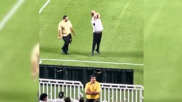 El espontáneo que entró a imitar a Cristiano Ronaldo en Orlando