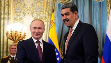 FILE PHOTO: Russian President Vladimir Putin shakes hands with his Venezuelan counterpart Nicolas Maduro during a meeting at the Kremlin in Moscow, Russia, May 7, 2025. Alexander Zemlianichenko/Pool via REUTERS/File Photo