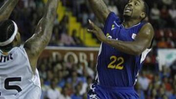 <b>DECISIVO. </b>Bullock hace una bandeja ante McDonald.