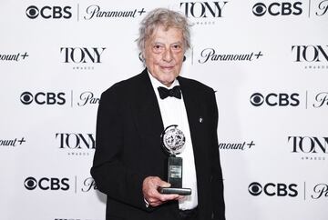 Tom Stoppard poses with the award for Best Play for “Leopoldstadt” at the 76th Annual Tony Awards in New York City, U.S., June 11, 2023. REUTERS/Amr Alfiky