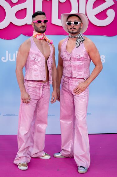 Edgard Caro y Jau Fornés posan en la alfombra rosa por el pase especial de la película ‘Barbie’ en el Gran Teatro CaixaBank.   
 
 