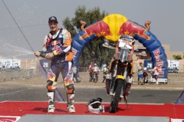 Marc Coma celebrando su triunfo en el Rally de Marruecos en 2014.