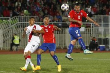 Gary Medel gana arriba y su cabezazo terminara en el p&oacute;rtico peruano.