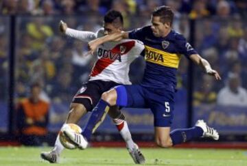 Boca Juniors' Fernando Gago (R) and River Plate's Gonzalo Martinez fight for the ball during their Copa Libertadores soccer match in Buenos Aires May 14, 2015.  REUTERS/Marcos Brindicci