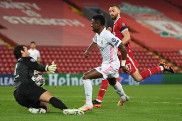 Vinicius no pudo superar a Alisson en esta ocasión blanca en la segunda mitad.