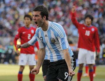 Gonzalo Higuaín se convirtió en el primer jugador en lograr un 'hat-trick' en el Mundial de Sudáfrica. El entonces delantero del Real Madrid supo aprovechar las ocasiones que tuvo para ayudar en la goleada de su selección, Argentina, ante Corea del Sur (4-1). Marcó dos tantos de cabeza y otro con su pierna izquierda. Le faltó uno con la derecha para hacer un 'hat-trick perfecto'...