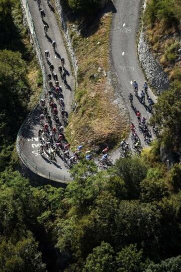 El pelotón en la subida a Montvernier.