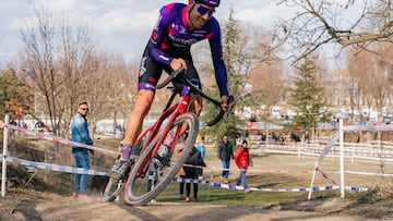 VIC (BARCELONA), 15/01/2023.- El ciclista español Felipe Orts del equipo BH-Burgos de ciclismo durante el campeonato de España de Ciclocross, este domingo, en Vic. EFE/Siu Wu