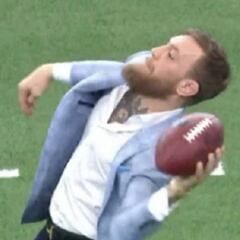 Las redes sociales se mofan de McGregor tras su lanzamiento en fútbol americano