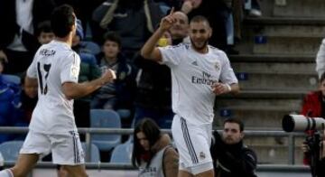 El delantero francés del Real Madrid Karim Benzema celebra con su compañero Álvaro Arbeloa el gol que ha marcado al Getafe, segundo para el conjunto blanco, durante el partido de la vigésimo cuarta jornada de liga de Primera División.