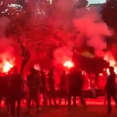 Cánticos y bengalas: la afición del Espanyol celebra el regreso a Primera