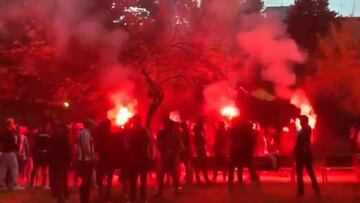 C¨¢nticos y bengalas: la afici¨®n del Espanyol celebra el regreso a Primera