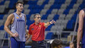 Sergio Scariolo da instrucciones a Willy Hernangómez.