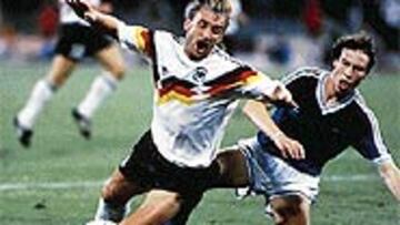 <b>ERROT EN ITALIA-90</b>. "Codesal no es uruguayo ni mexicano, sólo es un ladrón", dijo el diario argentino Crónica del árbitro de la final Argentina-Alemania en Italia-90, resuelta por este penalti de Sensini a Völler.