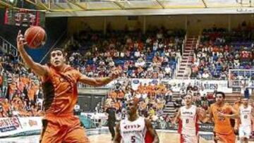 <b>PARTIDAZO. </b>Saúl Blanco salva un pase largo en un contraataque.