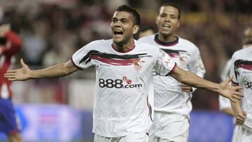 Daniel Alves, en una celebraci&oacute;n con el Sevilla. 