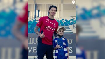 El atacante uruguayo cumplió una promesa a un niño del club: tras firmarle la camiseta, marcó un gol y lo celebró como se lo había pedido en cancha final