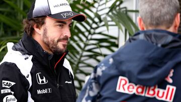 Fernando Alonso, con un ingeniero de Red Bull durante su segunda &eacute;poca en McLaren.