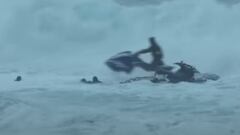 Un jet ski y un rescatador intentan rescatar a Kala Grace durante el campeonato de surf Da Hui Backdoor Shootout en Banzai Pipeline (Haw&aacute;i), el lunes 16 de enero del 2023. 