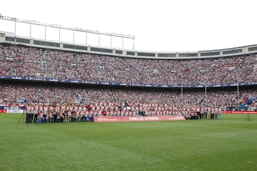 El Atleti despidió definitivamente su estadio en un partido ante un combinado de estrellas con una derrota y decenas de momentos y décadas sobre su césped.