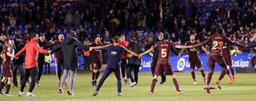 Los jugadores del Barcelona celebraron el título de Liga en el césped de Riazor