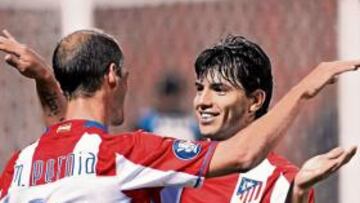 <b>BUENA COMBINACIÓN. </b>Pernía felicita a Agüero después de que el Kun cabeceara un centro suyo para marcar el tercer gol del Atlético.
